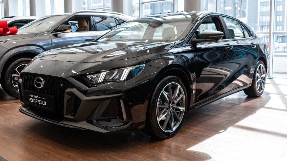 Седан GAC Empow у дилера в автосалоне сбоку спереди бизнес кар воронеж