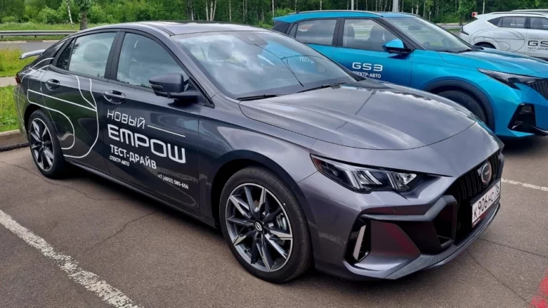 Седан GAC Empow у дилера в автосалоне сбоку спереди Спект-авто ярославль