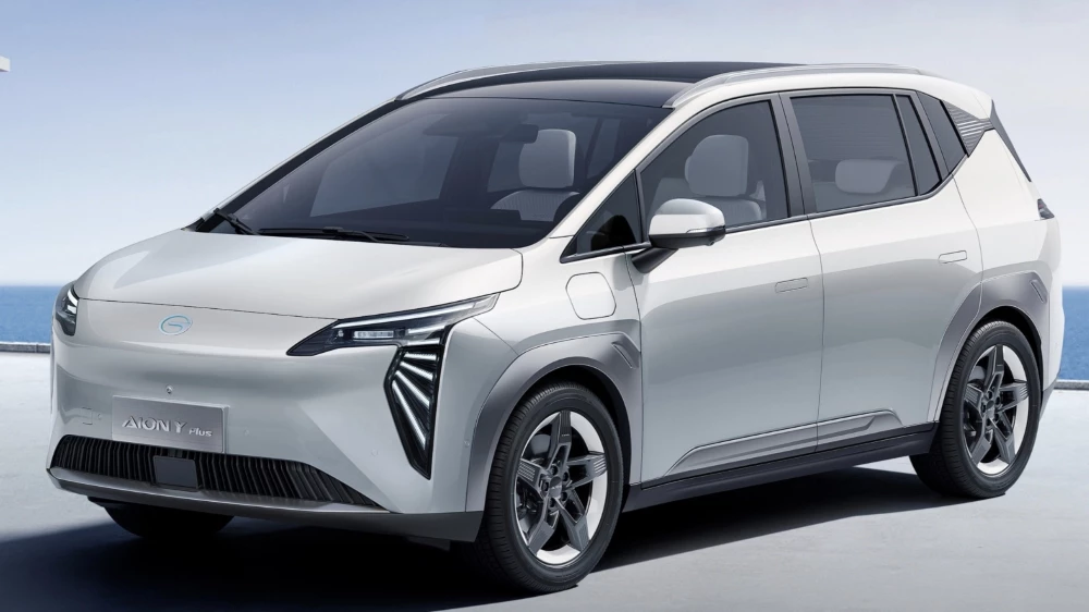 Электрический хэтчбек GAC Aion Y Plus 2025 сбоку спереди
