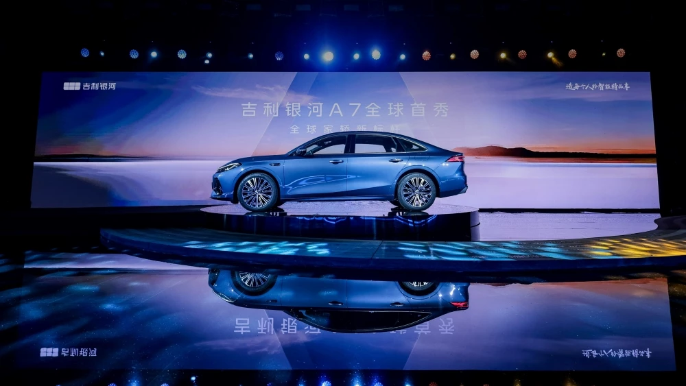 Galaxy A7 EM-i сбоку презентация в Китае