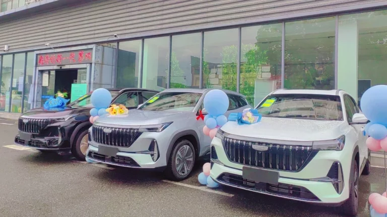 новый geely atlas iv поколения сбоку спереди зеленый серый фиолетовый в китае кроссовер продажи