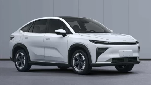 geely okavango r7 купе-кроссовер сбоку спереди белый гибрид сменная батарея
