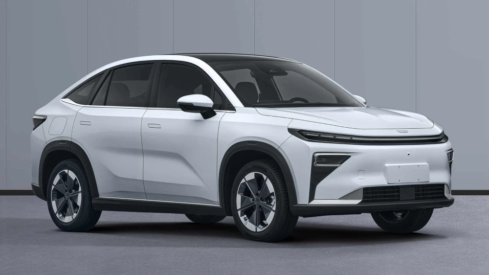 geely okavango r7 купе-кроссовер сбоку спереди белый гибрид сменная батарея