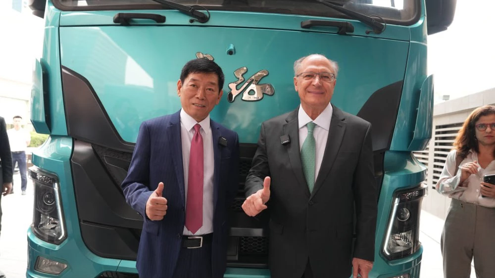 Председатель GWM Вэй Цзяньцзюнь (слева) и вице-президент Бразилии Жеральдо Алкмин на фоне водородного грузовика Changzheng
