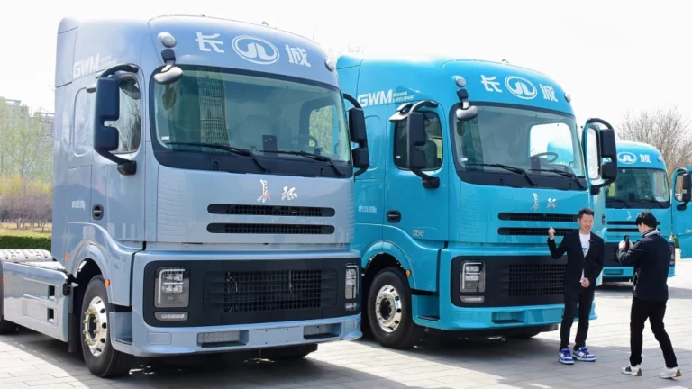 gwm грузовик первый гибридный hi4-g сбоку спереди голубой синий
