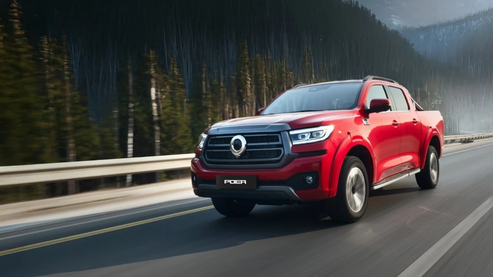 Пикап GWM POER сбоку спереди в динамике в Казахстане