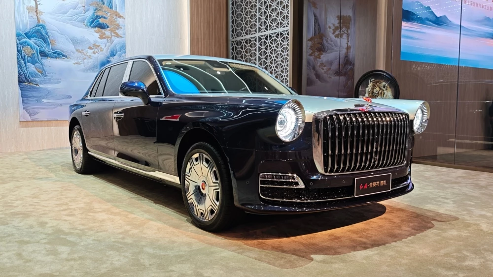 Седан Hongqi Guoli Golden Sunflower сбоку спереди