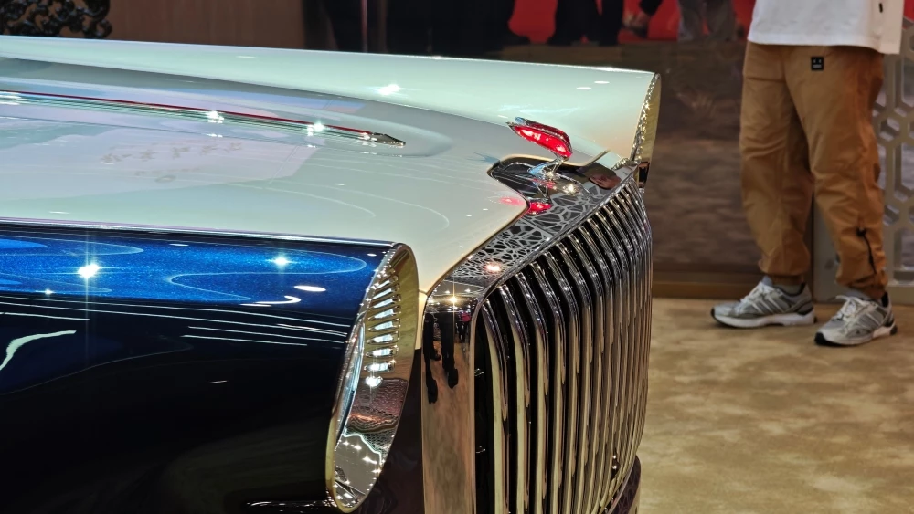 Седан Hongqi Guoli Golden Sunflower сбоку капот логотип