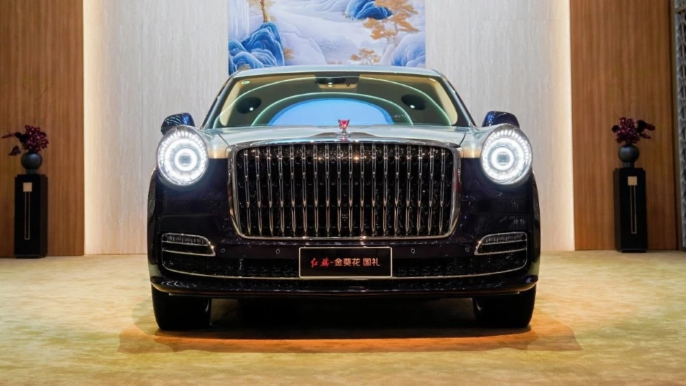 Седан Hongqi Guoli Golden Sunflower спереди