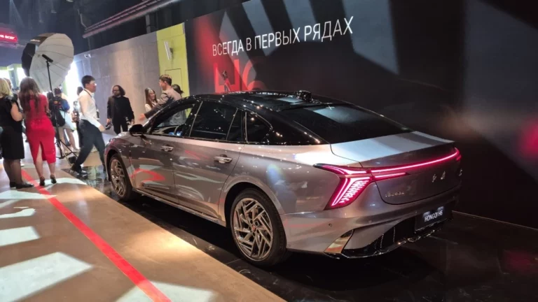 Лифтбек Hongqi H6 в России сзади сбоку презентация