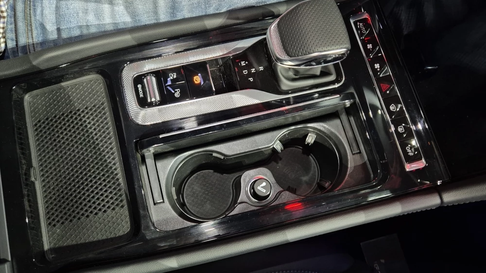 Лифтбек Hongqi H6 в России салон интерьер тоннель селектор