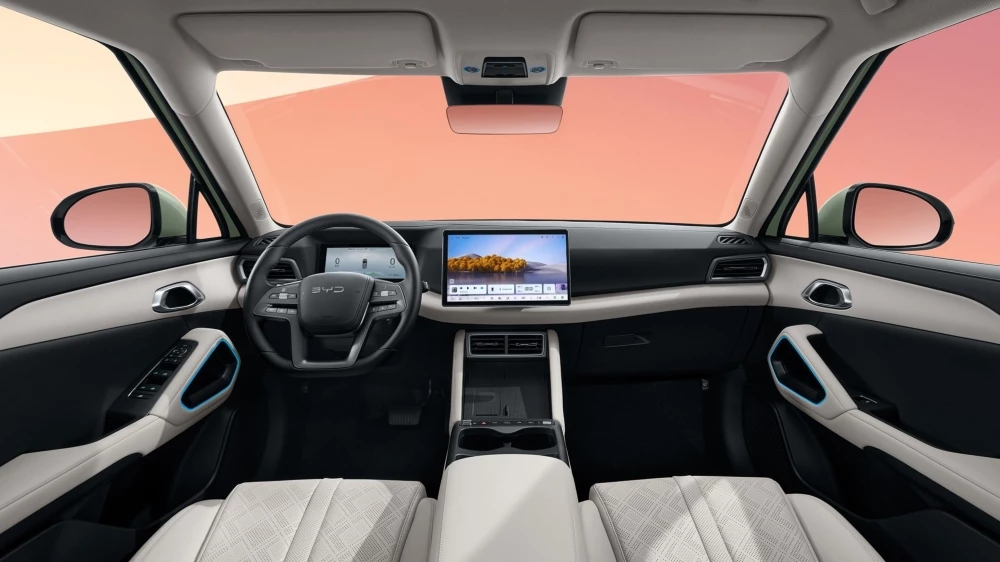 салон кроссовера byd yuan up белый