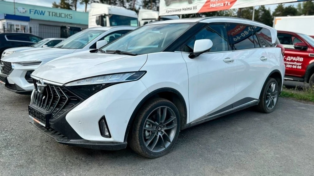 Минивэн Haima 7X у ДЦ «Грузомолл» в городе Березовский Свердловской области сбоку спереди