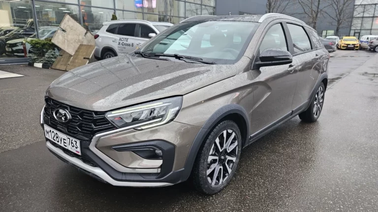 Lada Vesta SW Cross сбоку спереди