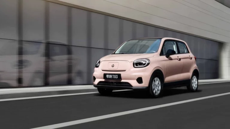 Leapmotor T03 сбоку спереди в динамике