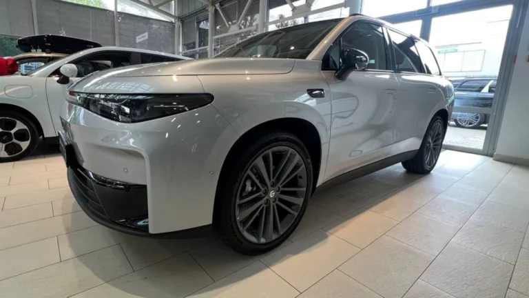 Leapmotor C16 в Беларуси сбоку спереди