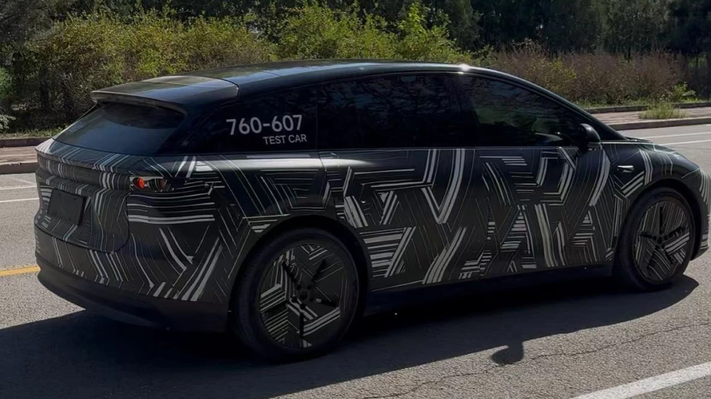 li auto i6 сбоку сзади кроссовер в камуляже 