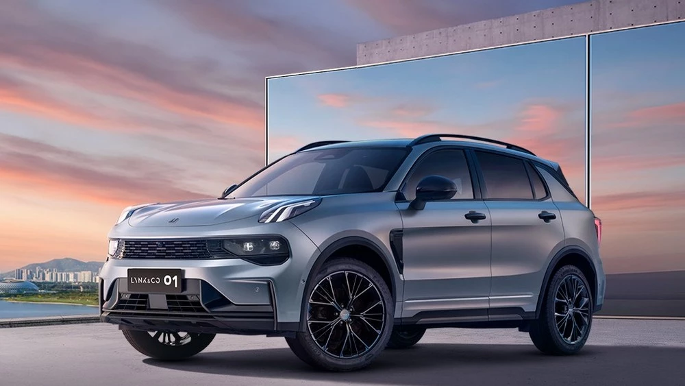 Обновленный кроссовер Lynk & Co 01 сбоку спереди