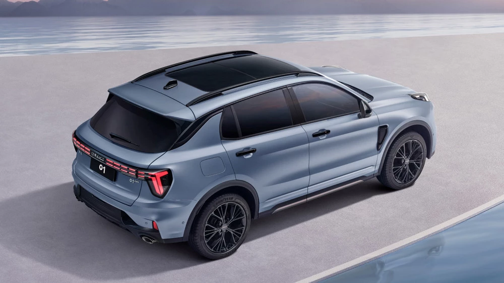 Обновленный кроссовер Lynk & Co 01 сбоку сзади сверху