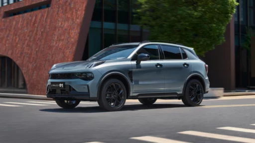 Обновленный кроссовер Lynk & Co 01 сбоку спереди