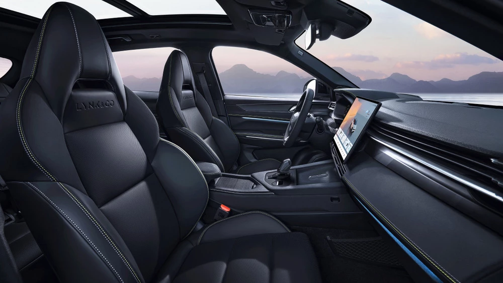 Обновленный кроссовер Lynk & Co 01 салон интерьер