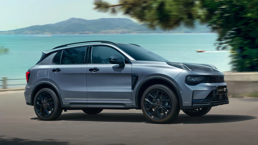 Обновленный кроссовер Lynk & Co 01 сбоку
