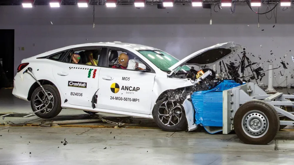 mg 5 седан белый сбоку спереди краш-тест ancap 2025