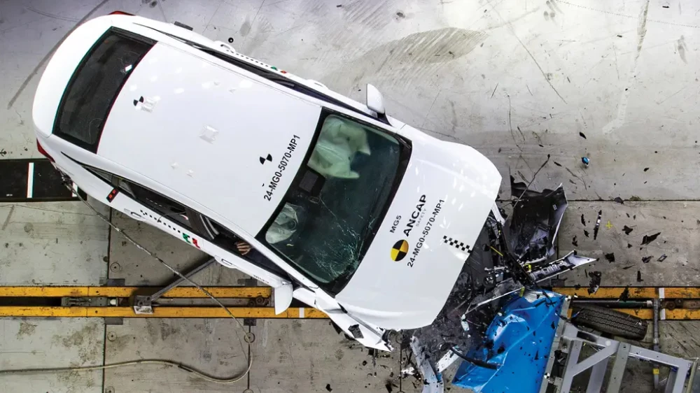 mg 5 седан белый сбоку спереди сверху краш-тест ancap 2025