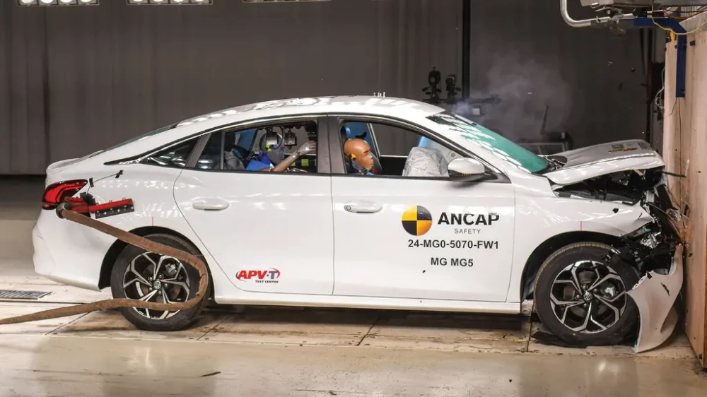 mg 5 седан белый сбоку спереди краш-тест ancap 2025