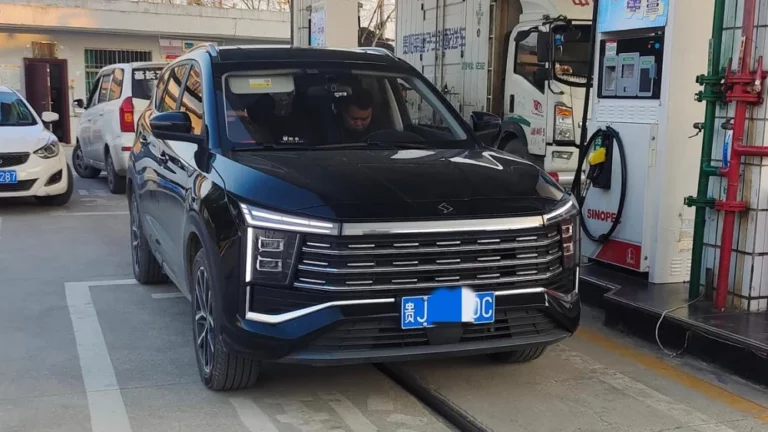 москвич 8 jac sehol x8 plus кроссовер сбоку спереди черный отзывы китай владельцы плюсы минусы