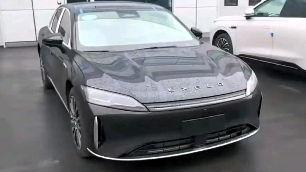 седан Chery Fulwin A9L спереди сбоку Exeed