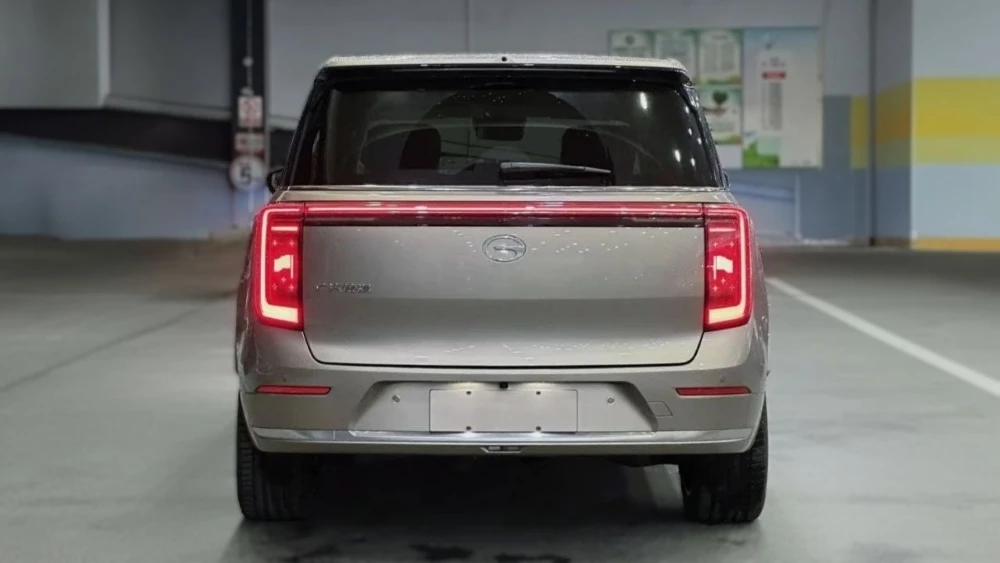 Гибридный кроссовер GAC S9 сзади в Китае у дилера