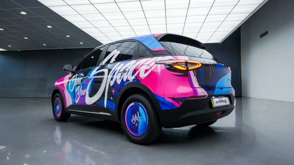 Электрический кроссовер Proton e.MAS 5 сбоку сзади