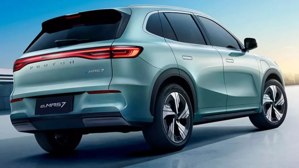 Электрический кроссовер Proton e.MAS 7 сбоку сзади
