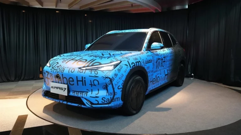 Электрический кроссовер Proton e.MAS 7 сбоку спереди