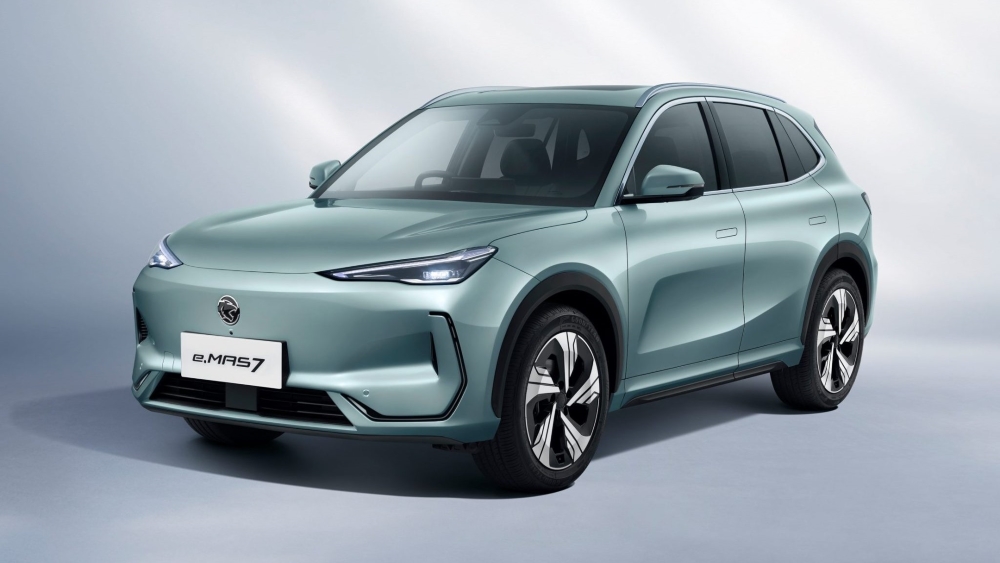 Электрический кроссовер Proton e.MAS 7 сбоку спереди