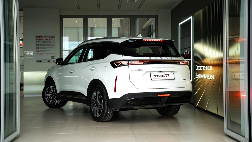 Кроссовер Chery Tiggo 7L в ДЦ «ИАТ Волхонский» Санкт-Петербург сбоку сзади у дилера в автосалоне