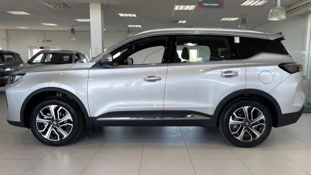 Chery Tiggo 7 Pro Max Tiggo 7L сбоку у дилера в автосалоне Череповец Солманское