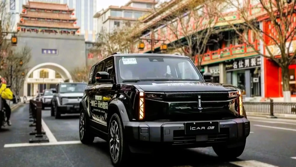 электрический кроссовер iCar 03 сбоку спереди