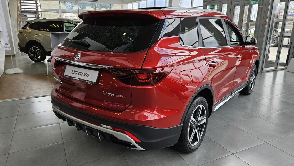 VGV U70 Pro сбоку сзади у дилера в автосалоне ркансый цвет
