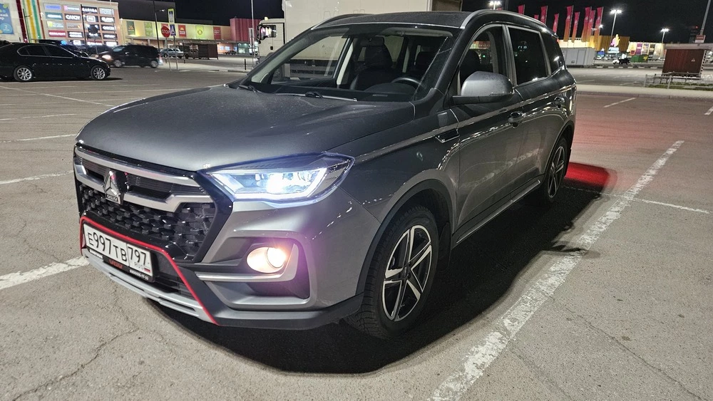 VGV U70 Pro тест сбоку спереди вечерний свет