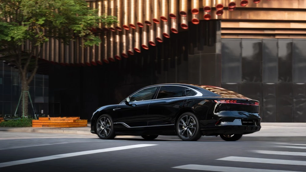 гибридный Voyah Passion EVR для России сбоку сзади