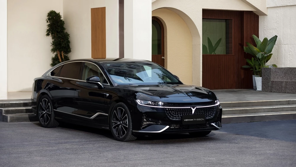 гибридный Voyah Passion EVR для России сбоку спереди