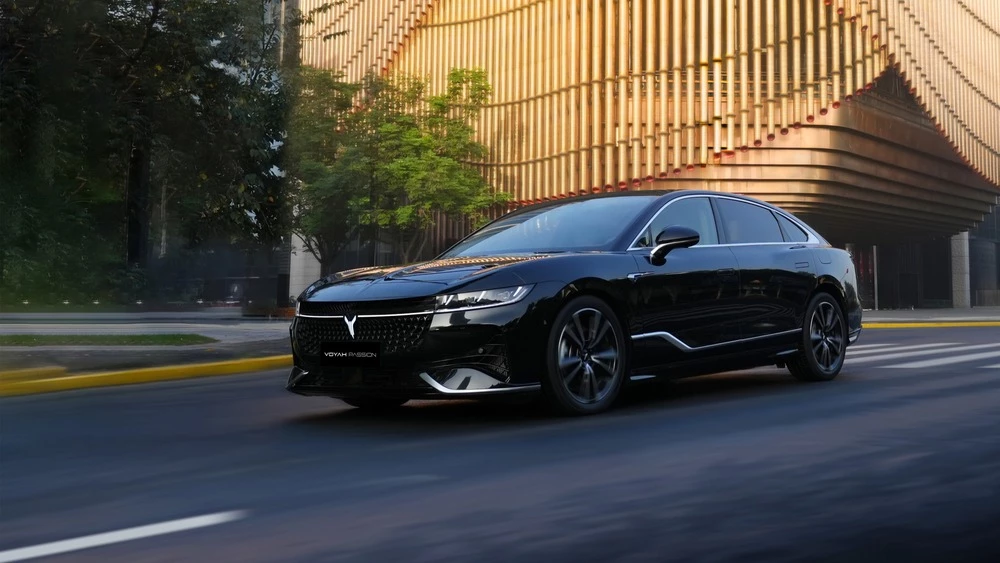 гибридный Voyah Passion EVR для России сбоку спереди в динамике