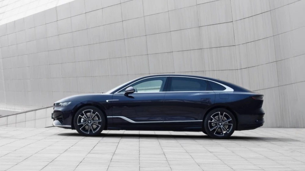 гибридный Voyah Passion EVR для России сбоку