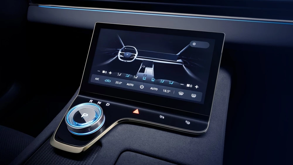 гибридный Voyah Passion EVR для России салон интерьер центральный тоннель панель сенсор