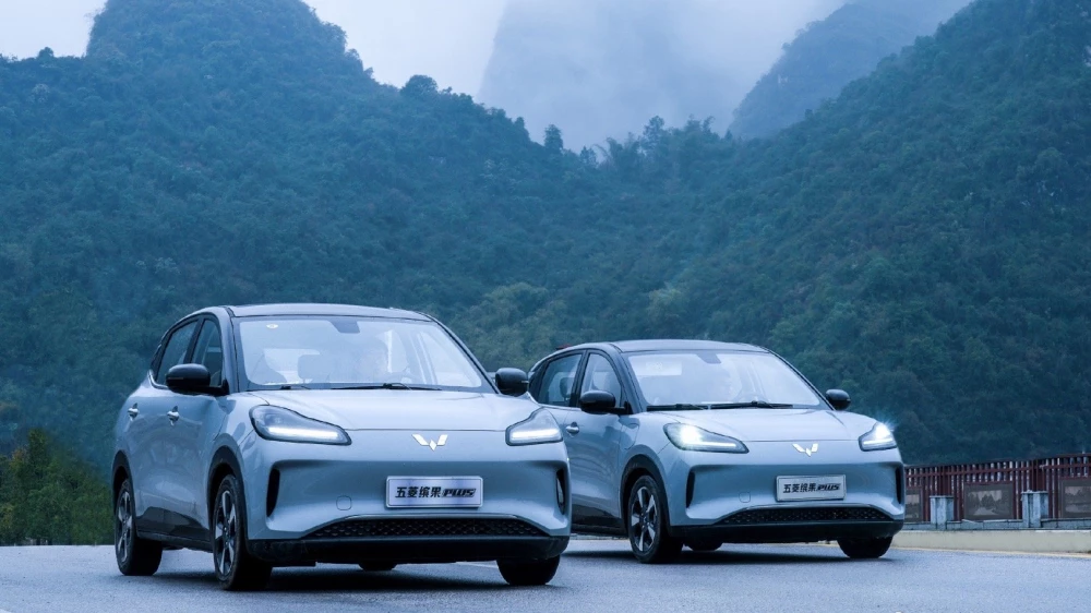 wuling bingo plus кроссовер сбоку спереди голубой