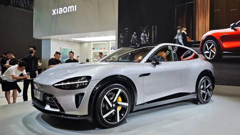 Кроссовер Xiaomi YU7 автосалон Гуандун-Гонконг-Макао сбоку спереди