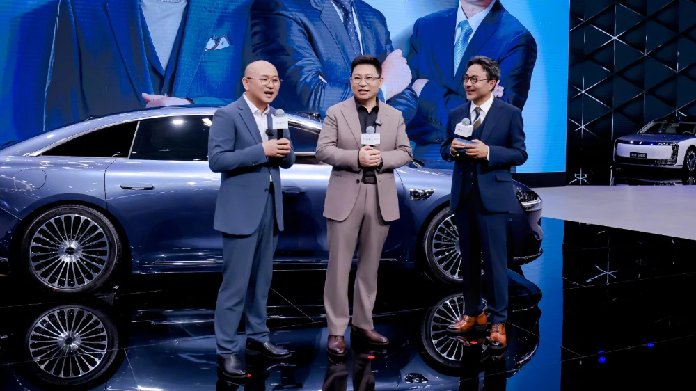 Генаральный директор Huawei Ричард Ю (в центре) во время презентации седана Maextro S800