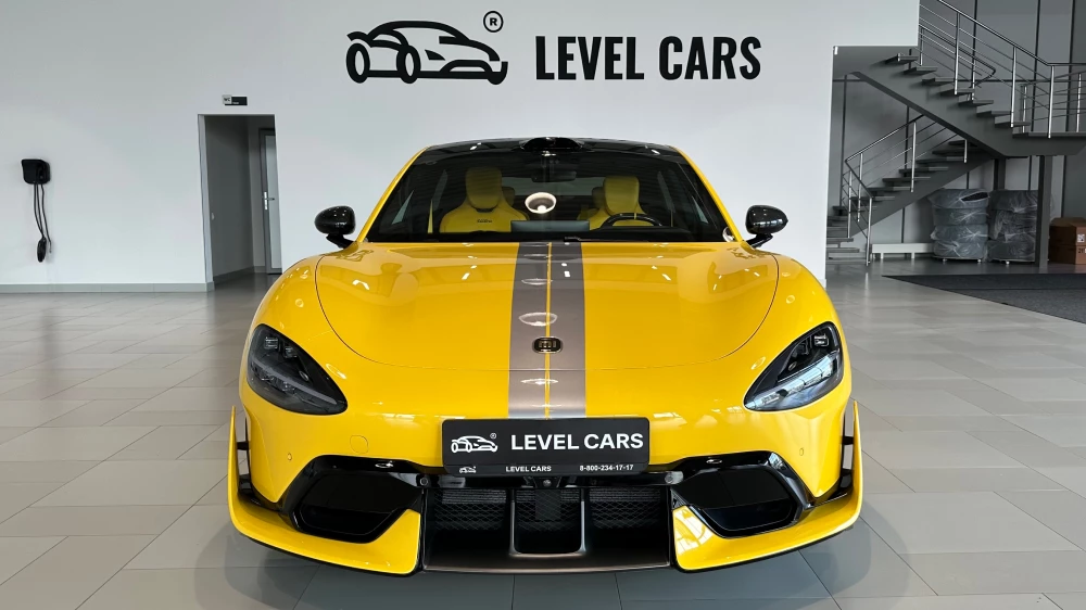 xiaomi su7 ultra спереди желтый тест-драйв электромобиль седан